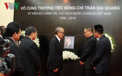 Quốc vương Campuchia chia buồn Chủ tịch nước Trần Đại Quang từ trần Phó Thủ tướng, Bộ trưởng Bộ Hoàng cung Campuchia Samdech Kong Sam Ol chuyển thư chia buồn.