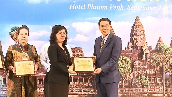 FrieslandCampina Việt Nam lọt Top 10 Doanh nghiệp tiêu biểu ASIA Đại diện Công ty FrieslandCampina Việt Nam (Trái) nhận giải thưởng từ Ban tổ chức