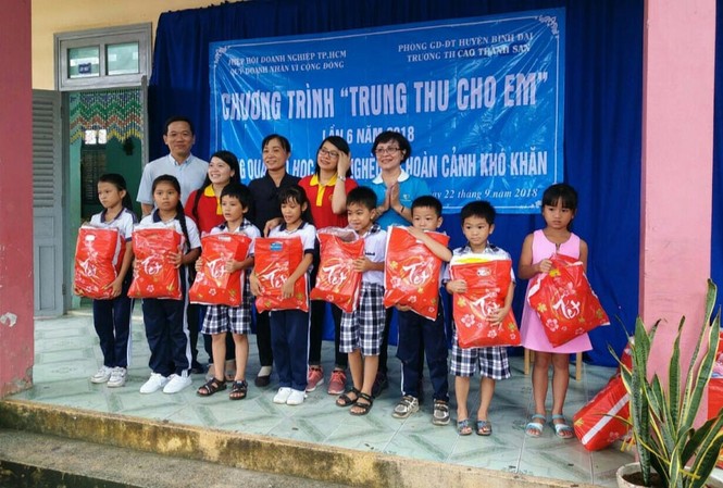 Bibica- mang tết trung thu đến cho trẻ em nghèo Bibica phối hợp với Quỹ Doanh Nhân và Đoàn bác sĩ tâm Việt thực hiện chương trình “trung thu cho em” tại các tỉnh Đak Nông, Bình Phước