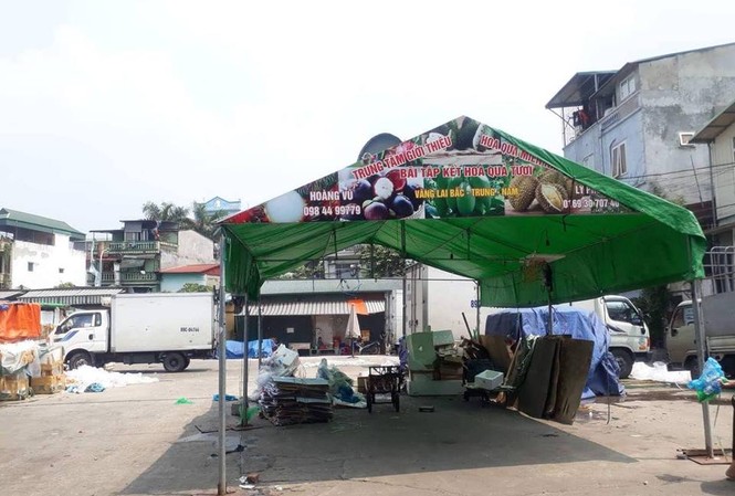 Vụ 'bảo kê' ở chợ Long Biên: Tận thu cả mặt bể nước cứu hỏa Ki-ốt chiếm dụng mặt bể nước PCCC