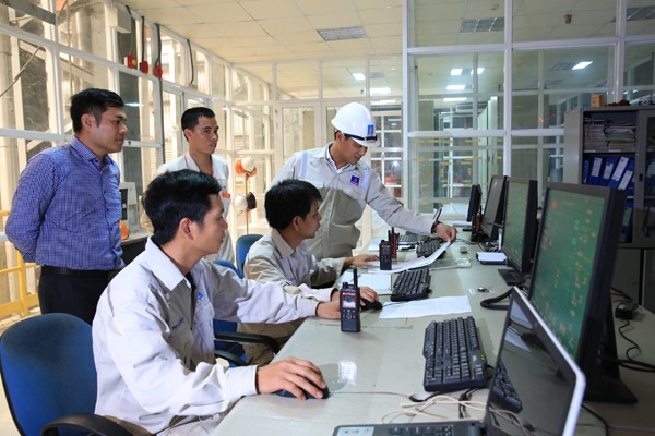 Giữa tháng 10, Bio Ethanol Dung Quất sẽ khởi động lại Giám đốc Phạm Văn Vượng (đội mũ) kiểm tra công tác chuẩn bị vận hành phân xưởng điện - hơi