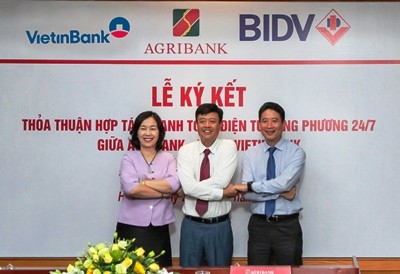 Thanh toán điện tử 24/7 giữa 3 ngân hàng Agribank - BIDV - Vietinbank Bà Trần Thị Minh Đức – Hàm Phó Tổng Giám đốc, Giám đốc khối vận hành Vietinbank,
Ông Nguyễn Hải Long – Phó Tổng giám đốc Agribank và Ông Trần Phương – Phó Tổng Giám đốc BIDV
ký kết hợp tác kết nối thanh toán điện tử song phương 24/7