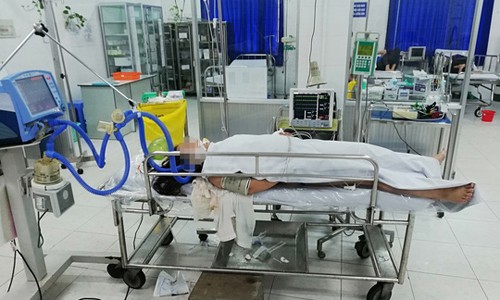 Nữ du khách bất ngờ bị sét đánh khi đang tắm biển Nạn nhân được cấp cứu trong tình trạng nguy kịch (Ảnh: NLĐ)