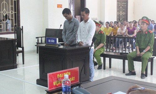 26 năm tù cho kẻ đưa ma túy từ Lào về Bị cáo Mai Văn Nguyên và Đinh Hữu Tình tại phiên xử sơ thẩm. Ảnh: T.A