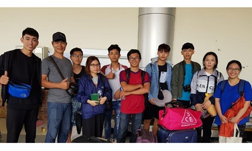 Động đất Indonesia: Thông tin mới nhất về 10 sinh viên Việt Nam 10 sinh viên Việt Nam tại sân bay Palu. (Ảnh: Cơ quan chức năng Indonesia cung cấp)