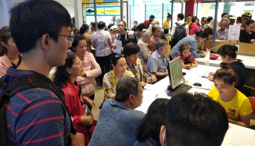 Đề xuất bỏ yêu cầu chủ thuê bao phải nộp ảnh chân dung Khách hàng đổ xô đến điểm giao dịch của nhà mạng để chụp ảnh chân dung thuê bao hồi tháng 4/2018. Ảnh: Anh Tú.