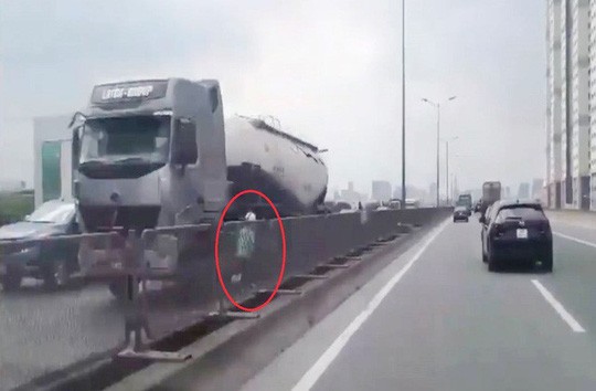 2 cô gái phóng xe máy ngược chiều, ô tô chạy 70 km/giờ đuổi không kịp 2 cô gái phóng xe máy ngược chiều, ô tô chạy 70 km/giờ đuổi không kịp