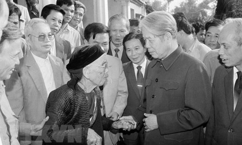 Vĩnh biệt đồng chí Đỗ Mười - người cộng sản mẫu mực và trung kiên Tổng Bí thư Đỗ Mười nói chuyện thân mật với nhân dân xã Lê Lợi, huyện Thường Tín (Hà Tây cũ), ngày 1/11/1992. (Ảnh: Xuân Lâm/TTXVN)