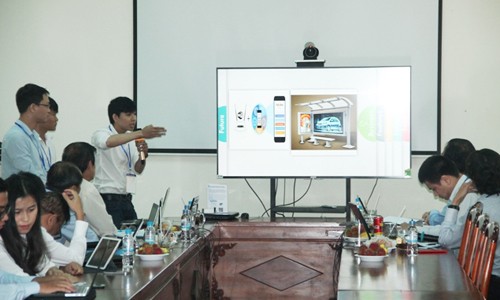 7 sáng kiến lọt vào chung kết cuộc thi sáng kiến thành phố thông minh Thí sinh đang trình bày sáng kiến thông phố thông minh tại vòng bán kết