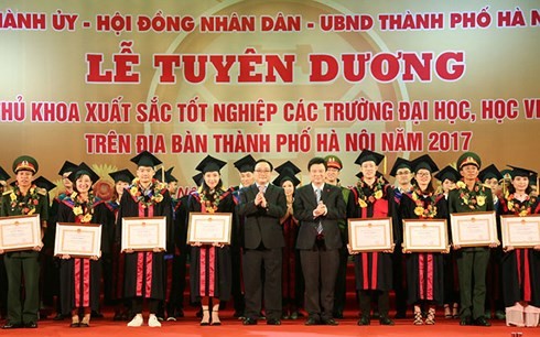 Chưa có thủ khoa nào ở Hà Nội phá bỏ cam kết làm việc Lễ tuyên dương thủ khoa tốt nghiệp xuất sắc năm 2017(ảnh minh hoạ).