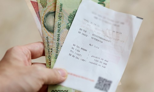 Rút lương mất phí – Nỗi lo lớn của người lao động Nhiều nhân viên từ các doanh nghiệp rất quan tâm đến mức phí phải trả khi rút tiền ATM