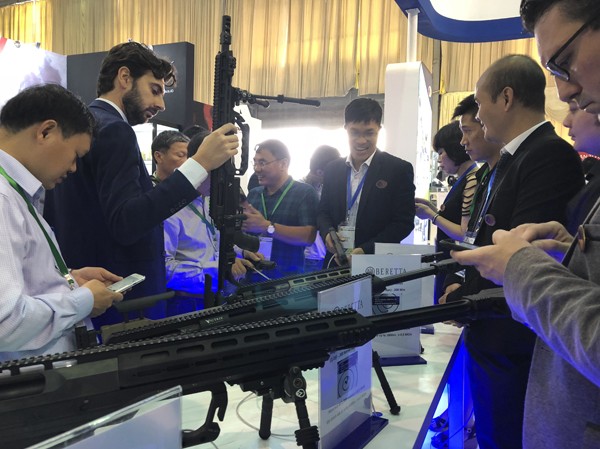 Một số phương tiện chiến đấu ấn tượng tại triển lãm an ninh Súng bắn tỉa Victrix Pugio, Gladius và Corvus được trưng bày tại gian hàng của Beretta. Ảnh: Thái An
