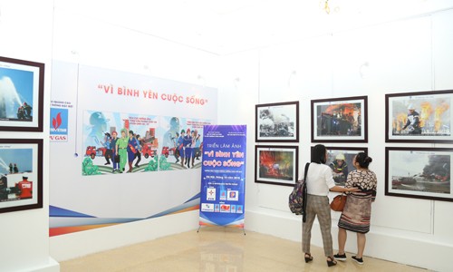Khai mạc triển lãm ảnh về phòng cháy, chữa cháy và cứu nạn, cứu hộ Khai mạc triển lãm ảnh về phòng cháy, chữa cháy và cứu nạn, cứu hộ