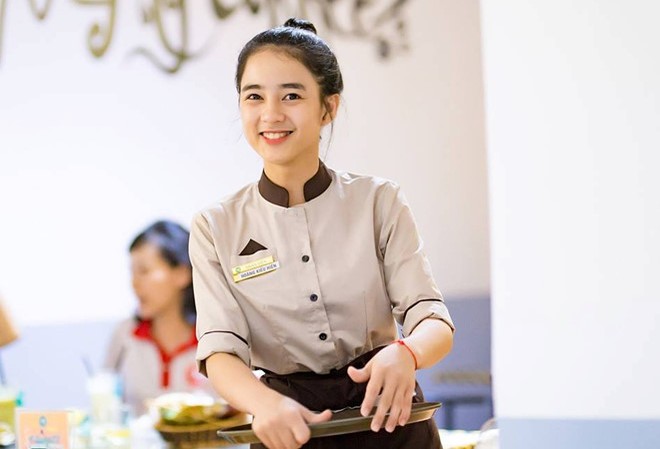Khách hàng quay lén nữ phục vụ xinh đẹp ở Hải Phòng Nữ nhân viên quán cà phê ở Hải Phòng gây chú ý trên mạng.