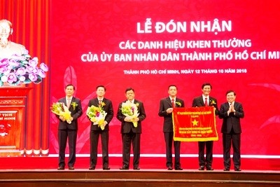 Agribank khu vực TP Hồ Chí Minh – 30 năm xây dựng và phát triển Chủ tịch UBND TPHCM - Nguyễn Thành Phong trao tặng cờ truyền thống cho Agribank