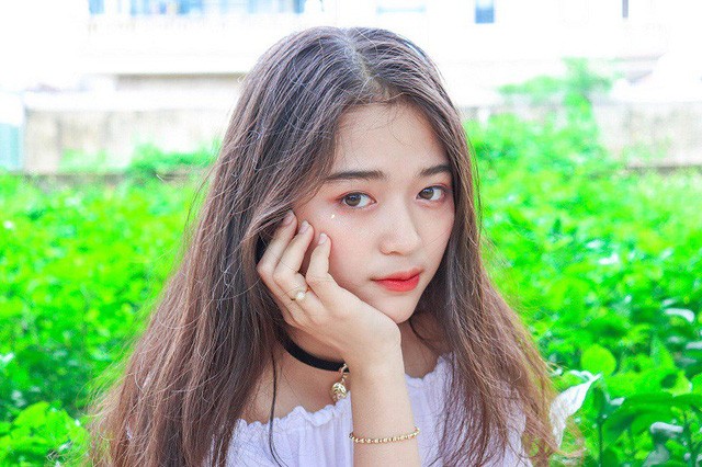 Chỉ 10 giây che nắng cho bạn, nữ sinh Bình Dương khiến dân mạng thương Chỉ 10 giây che nắng cho bạn, nữ sinh Bình Dương khiến dân mạng thương