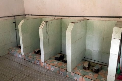 Vì sao nhà vệ sinh ở trường 'ám ảnh' học sinh? Nhà vệ sinh ở trường tiểu học thuộc huyện Yên Sơn, Tuyên Quang. Ảnh: Dương Tâm.