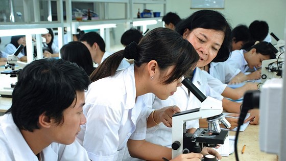 Sôi động làn sóng mua bán, sáp nhập trường Sinh viên trong tiết học thực hành tại phòng thí nghiệm