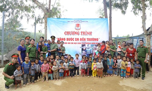Học viện CSND chung sức 'Nâng bước em đến trường' Học viện CSND chung sức 'Nâng bước em đến trường'