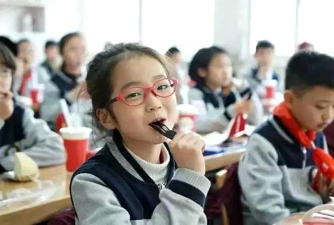 Cô bé lớp 5 viết bài luận: Không cần vào Harvard, chỉ cần hạnh phúc Cô bé Yu tích các đơn giản, vui vẻ - theo nhận xét của bố em.