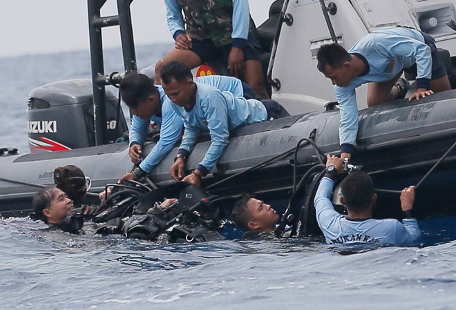 Tìm thấy hộp đen máy bay Lion Air rơi xuống biển Indonesia Thợ lặn tìm kiếm thân máy bay và hộp đen dưới biển Java. Ảnh: Reuters.