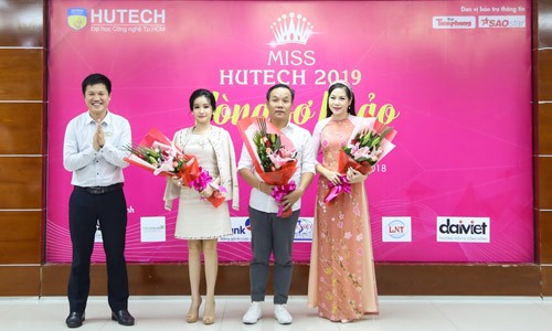 Thí sinh Miss HUTECH tự tin, rạng rỡ tại vòng Sơ khảo Miss HUTECH BTC tặng hoa cho BGK vòng sơ loại
