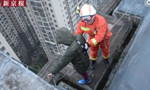 Kinh hãi bé 8 tuổi đòi nhảy từ lầu 33 xuống đất: Áp lực học tập? Người lính cứu hỏa tiếp cận và giữ chặt cậu bé đứng ngoài rìa của tòa nhà 33 tầng
