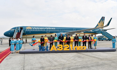 Tàu bay A321neo mới của Vietnam Airlines đón năm bận rộn hàng không Vietnam Airlines đón chiếc Airbus A321neo đầu tiên trong loạt 20 chiếc máy bay này từ nay tới cuối năm 2019