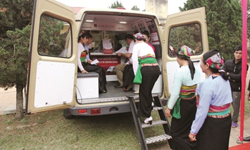 Agribank: Triển khai đợt 1 Điểm giao dịch lưu động bằng ô tô Sau hơn 10 tháng triển khai thực hiện, mô hình điểm giao dịch lưu động bằng ô tô chuyên dùng đã phục vụ cho 225.288 lượt khách hàng tại 236 xã trong cả nước
