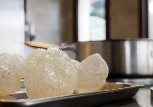 Nhà hàng Italy bán không khí chiên với giá 30 USD Bên trong vỏ bánh được bơm đầy khí ozone. Ảnh: Feedytv.