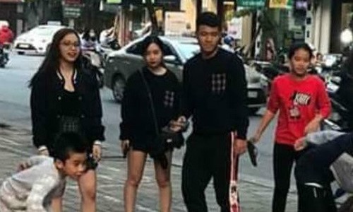 Cô gái xinh đẹp mặc áo đôi, nắm tay cầu thủ Đức Chinh trên phố là ai? Bức ảnh cô gái mặc áo đôi, nắm tay Hà Đức Chinh được dân mạng chia sẻ. Ảnh chụp màn hình.