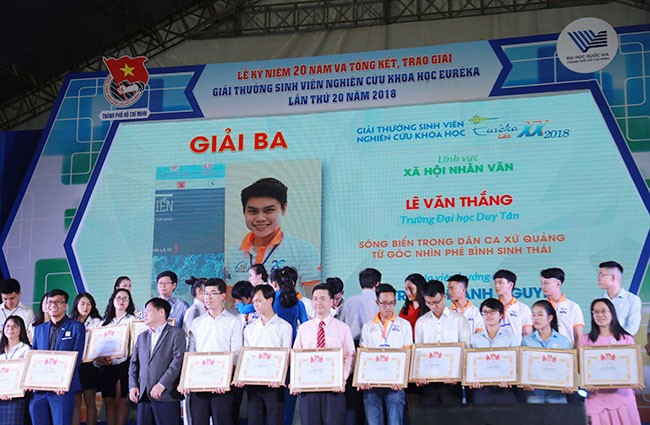 Sinh viên Duy Tân giành giải Nghiên cứu Khoa học Euréka 2018 Sinh viên Lê Văn Thắng với giải Ba Euréka 2018