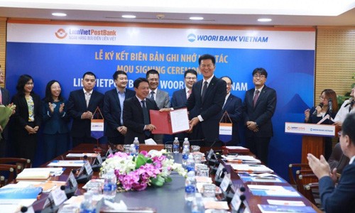 LienVietPostBank hợp tác cùng Woori Bank Việt Nam Lễ Ký kết diễn ra tại Văn phòng Hội sở Hà Nội của LienVietPostBank vào ngày 29/11/2017. Ông Phạm Doãn Sơn, Phó Chủ tịch HĐQT kiêm Tổng Giám đốc LienVietPostBank (bên trái), đại diện cho Ngân hàng Bưu điện Liên Việt ký Biên bản Ghi nhớ.