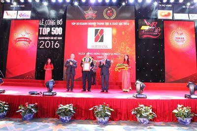 5 năm nhìn lại thành quả của Agribank qua những giải thưởng Tổng Giám đốc Tiết Văn Thành nhận giải Top50 doanh nghiệp thành tựu và xuất sắc năm 2016