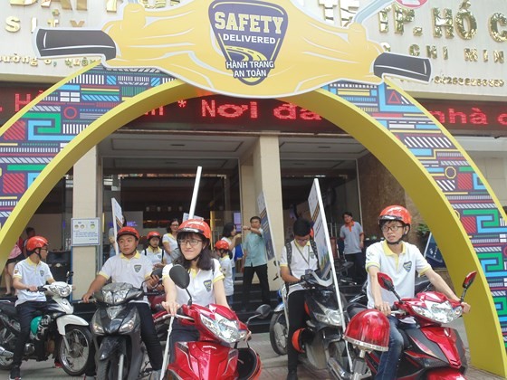 BẢN TIN THANH NIÊN: Không sử dụng điện thoại khi lái xe Sinh viên diễu hành tuyên truyền không sử dụng điện thoại khi lái xe