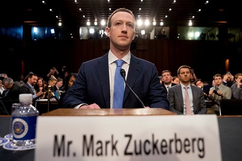 THẾ GIỚI 24H:Facebook đánh sập 82 tài khoản Iran nghi can thiệp bầu cử Ông chủ Facebook Mark Zuckerberg điều trần trước Quốc hội hồi tháng 4 và cam kết thắt chặt kiểm soát với những tài khoản lan truyền thông tin sai sự thật. Ảnh: AP