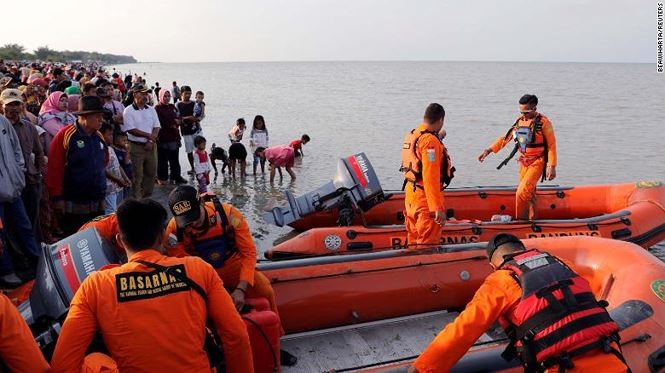 Công tác cứu hộ máy bay tại Indonesia bước sang ngày thứ hai Công tác cứu hộ máy bay tại Indonesia bước sang ngày thứ hai.