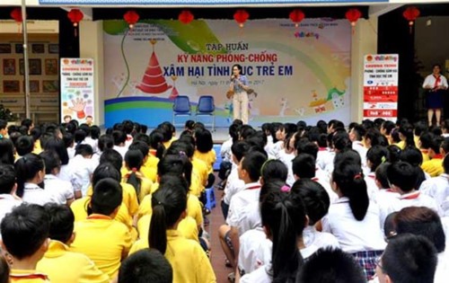 BẢN TIN THANH NIÊN: Phòng chống xâm hại tình dục trẻ em Quyết liệt phòng chống xâm hại tình dục trẻ em trong nhà trường.