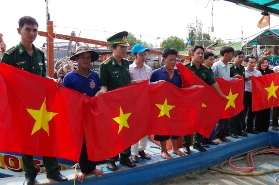 BẢN TIN THANH NIÊN: Trao tặng 1.200 lá cờ Tổ quốc cho ngư dân BĐBP Bạc Liêu tặng cờ Tổ quốc cho ngư dân. Ảnh: Lương Tú