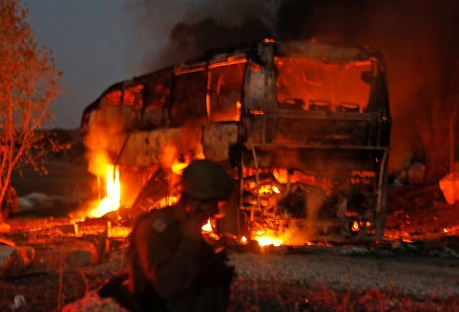 THẾ GIỚI 24H: Cánh vũ trang của Hamas bắn hàng loạt tên lửa vào Israel Chiếc xe buýt bị trúng rocket ở Israel. (Nguồn: AFP)