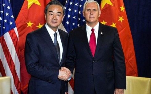 THẾ GIỚI 24H: Mỹ cảnh báo 'Trung Quốc cần thay đổi thái độ' Phó Tổng thống Mỹ Mike Pence (phải) cùng Ngoại trưởng Trung Quốc Vương Nghị (trái). Ảnh: Tân Hoa Xã/AP