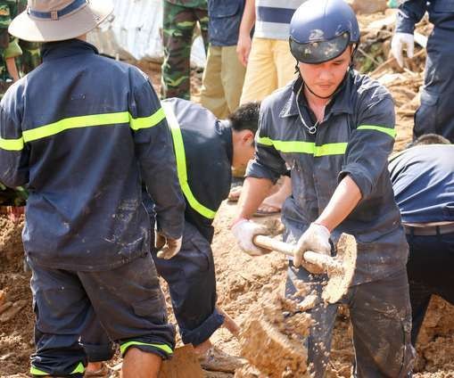 BẢN TIN THANH NIÊN: Cứu trợ các gia đình bị thiệt hại do mưa lũ Các chiến sĩ PCCC và CNCH miệt mài bới đất tìm kiếm những nạn nhân còn mất tích.