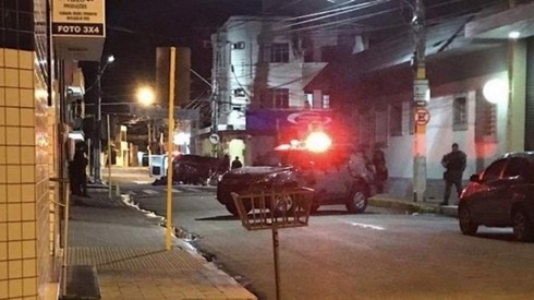 THẾ GIỚI 24H: Cướp ngân hàng đấu súng cảnh sát, 12 người thiệt mạng Hiện trường vụ đấu súng. Ảnh: Twitter
