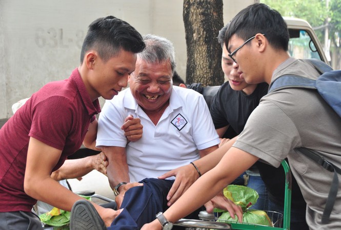 Hàng trăm phần quà đến với người nghèo đón Tết Tình nguyện viên hỗ trợ người khuyết tật