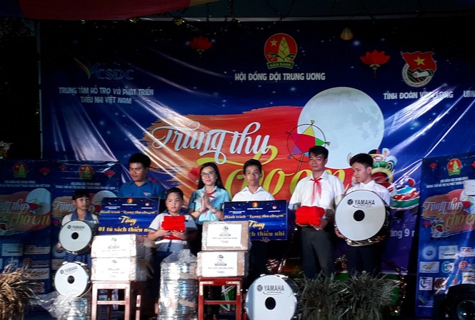 Trung ương Đoàn tặng quà Trung thu cho thiếu nhi Vĩnh Long Trung ương Đoàn tặng quà Trung thu cho thiếu nhi Vĩnh Long