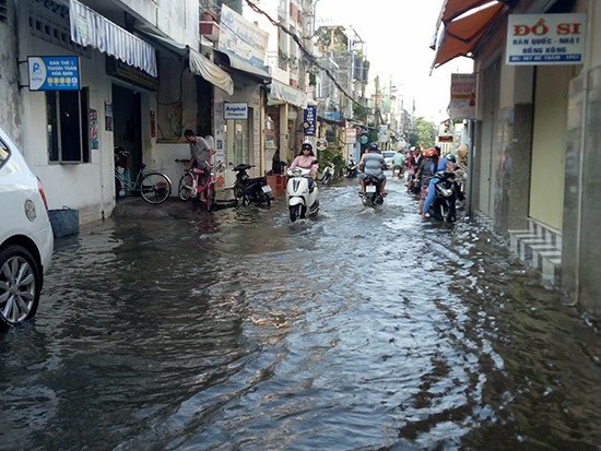 Triều cường lên cao, dân Cần Thơ bì bõm trong nước Triều cường lên cao, dân Cần Thơ bì bõm trong nước