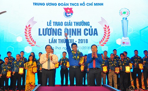 50 thanh niên tiêu biểu nhận giải thưởng Lương Định Của 50 thanh niên tiêu biểu nhận giải thưởng Lương Định Của