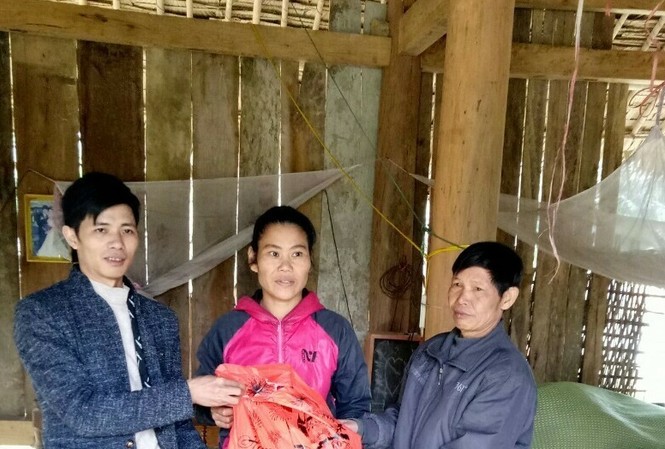 Xúc động giáo viên miền núi góp tiền tặng quà Tết cho hộ nghèo Xúc động giáo viên miền núi góp tiền tặng quà Tết cho hộ nghèo