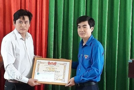 Trao tặng bằng khen cho thanh niên dũng cảm cứu người Trao tặng bằng khen cho thanh niên dũng cảm cứu người