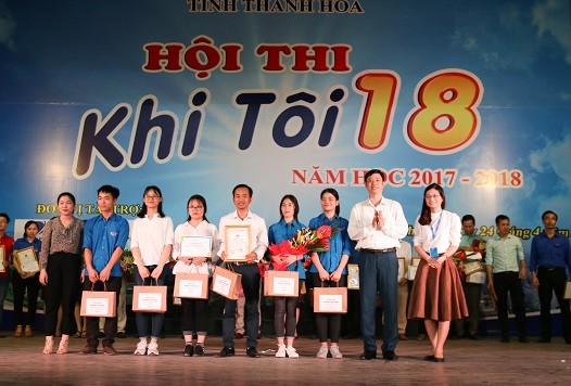 Nhà sách Tiền Phong trao quà cho thí sinh hội thi Khi tôi 18 Nhà sách Tiền Phong trao quà cho thí sinh hội thi Khi tôi 18